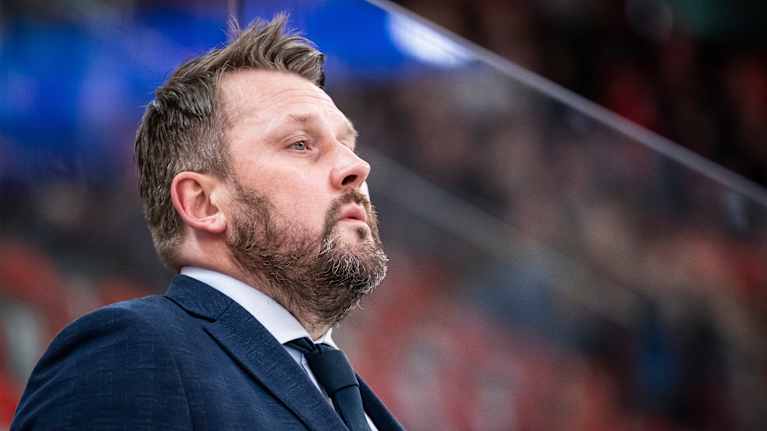 Antti Pennanen alakulmasta kuvattuna.