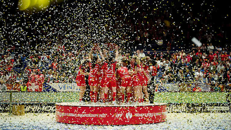 Sveitsi juhlii konfettisateessa.