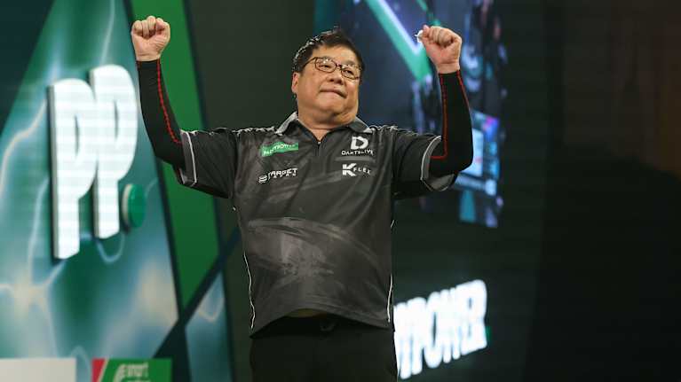 Paul Lim juhlimassa voittoa Jefferey de Graafista.