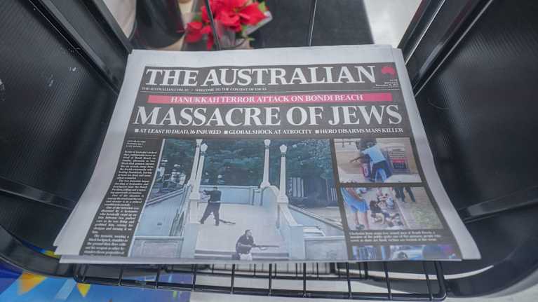The Australian sanomalehti, jonka kannessa otsikko "Massacre of jews" ja kuvia kahdesta ampujasta.