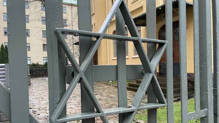 Daavidin tähti keltaisen synagogan metalliaidassa. 