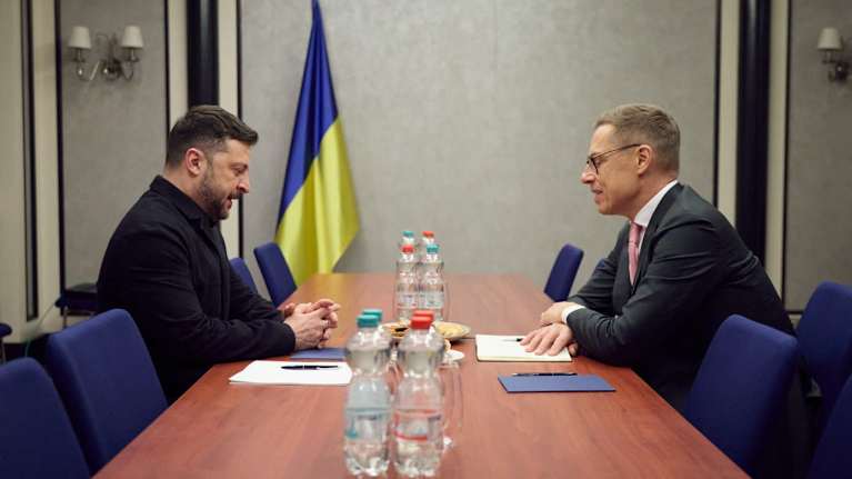 Ukrainan presidentti Volodomyr Zelenskyi ja Suomen presidentti Alexander Stubb neuvottelevat.