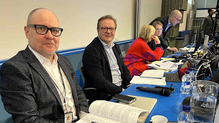 Tero Järvinen ja Lasse Hautala aluevaltuusotn kokouksessa. 