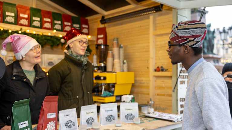 Omotola Adeshina löysi joulutorilta musiikki alaa opiskelevan, Paavo Saarisen (toinen vas) . Paavo opiskelee Helsingin konservatoriossa pianoteknikka.