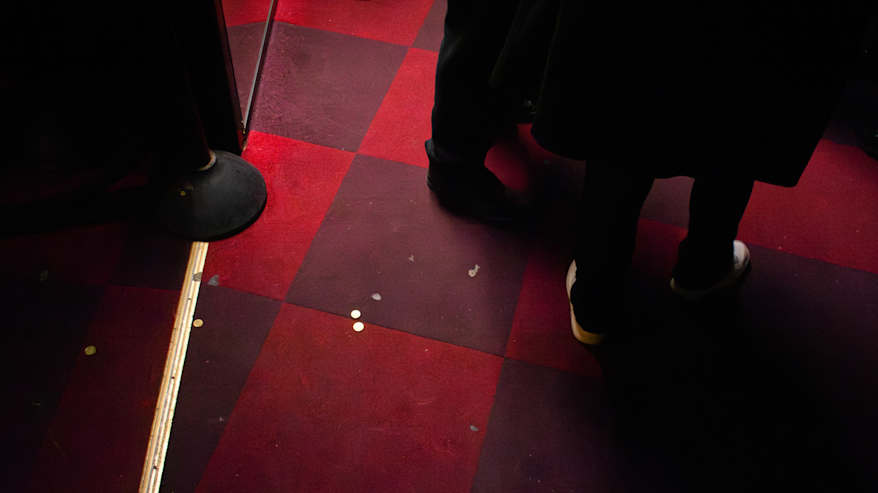 Kuvassa on Hyvinkään Hopealyhty-yökerhon narikan edustan lattia ja yökerhoasiakkaiden jalkoja.