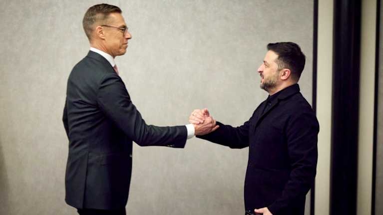 Alexander Stubb ja Ukrainan presidentti Volodymyr Zelenskyi kättelevät.