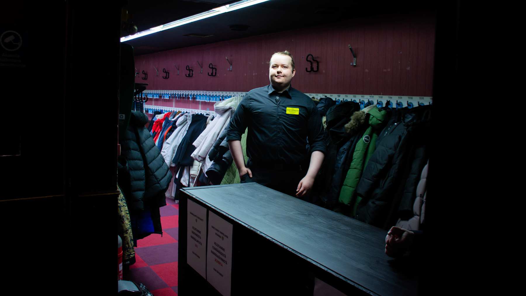 Kuvassa on Hyvinkään Hopealyhty-yökerhon järjestyksenvalvoja Teemu Puurunen.