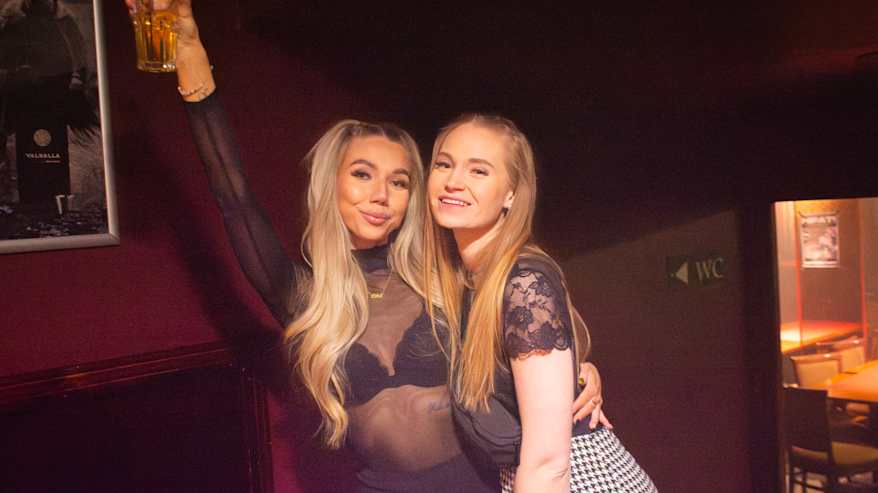 Kuvassa on Hyvinkään Hopealyhty-yökerhon asiakkaat Joanna Palosaari sekä Eeva Haukka.