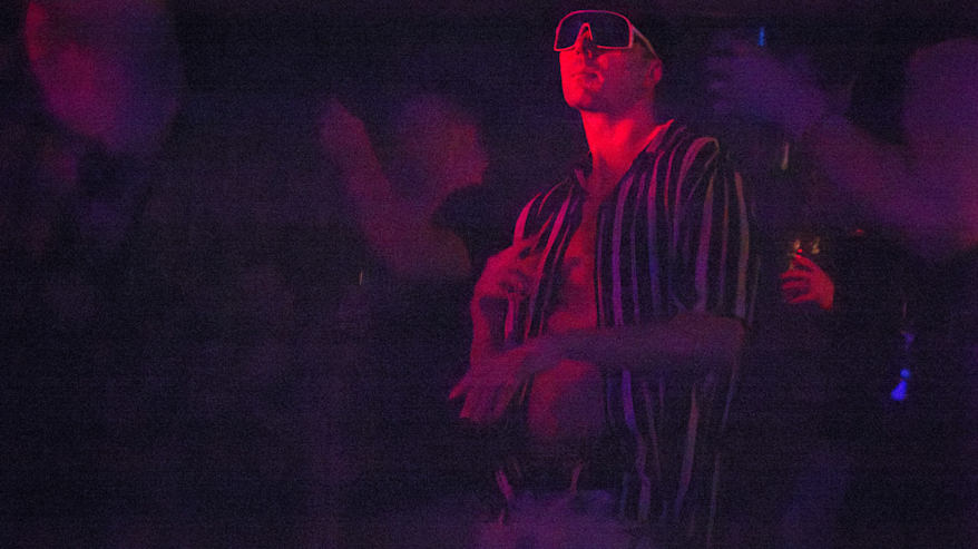 Mies tanssii Hyvinkään Hopealyhty-yökerhon tanssilattialla.