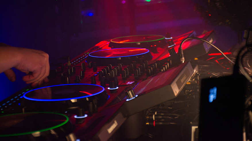 Kuvassa Dj soittaa Hyvinkään Hopealyhty-yökerhossa.