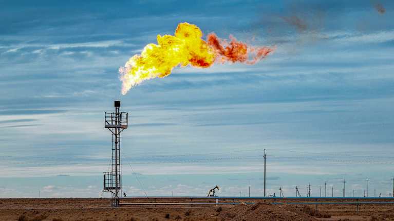 Maakaasun polttoa, eli soihdutusta korkeassa piipussa öljykentällä.