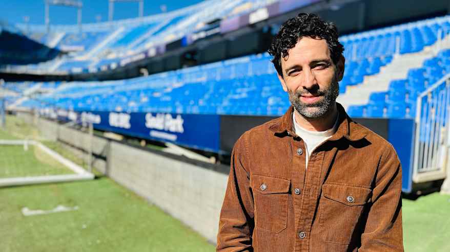 Malaga CF:n kansainvälisestä toiminnasta vastaava Sergio Valencia kuvattuna La Rosaleda -stadionilla marraskuussa 2025. 