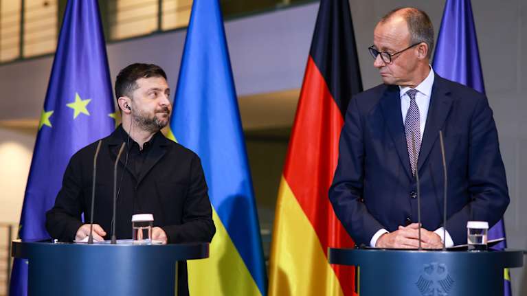 Ukrainan presidentti Volodymyr Zelenskyi ja Saksan liittokansleri Friedrich Merz katsovat toisiaan silmiin lehdistötilaisuudessa.