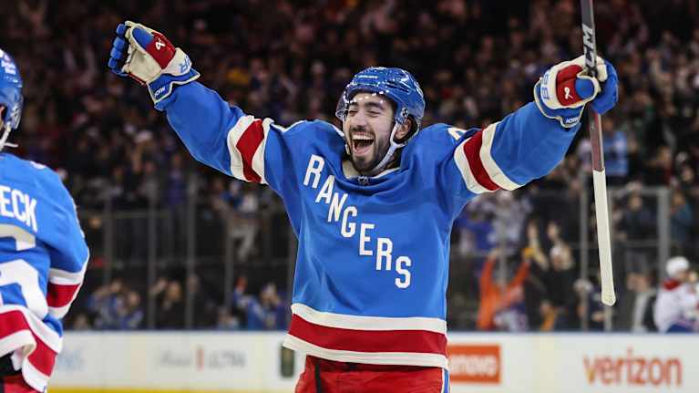 Mika Zibanejad nostaa kädet ilmaan ja juhlii joukkueen voitettua Montrealin 13. joulukuuta.