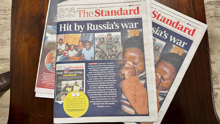 Sanomalehden kannessa lukee "Hit by Russia's war".