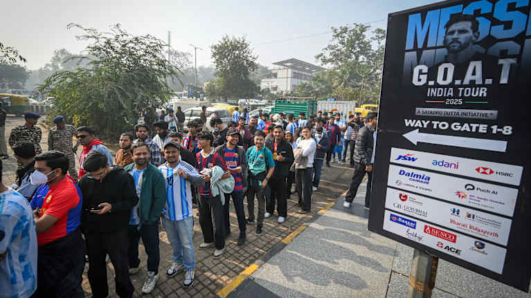 Faneja jonottamassa Lionel Messin näkemistä New Delhin Jaitley Stadiumin edustalla.