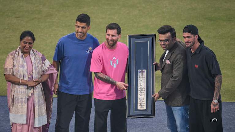 ICC:n puheenjohtaja Jay Shah lahjoitti mailan Lionel Messille.