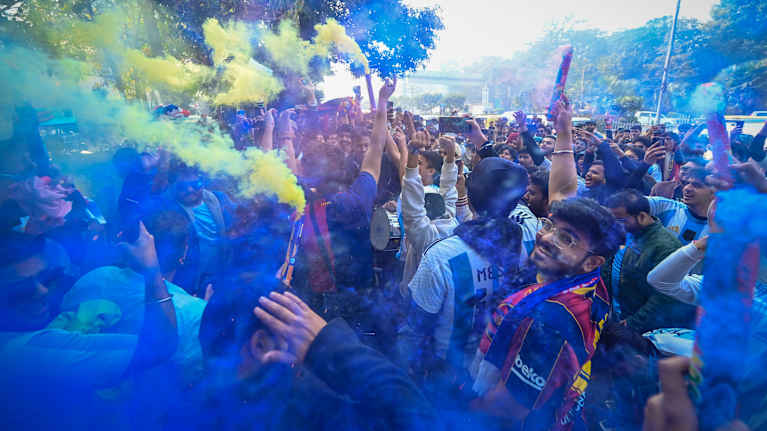Faneja jonottamassa Lionel Messin näkemistä New Delhin Jaitley Stadiumin edustalla.