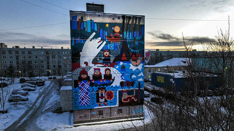 Muraali kerrostalon päädyssä Murmanskissa.