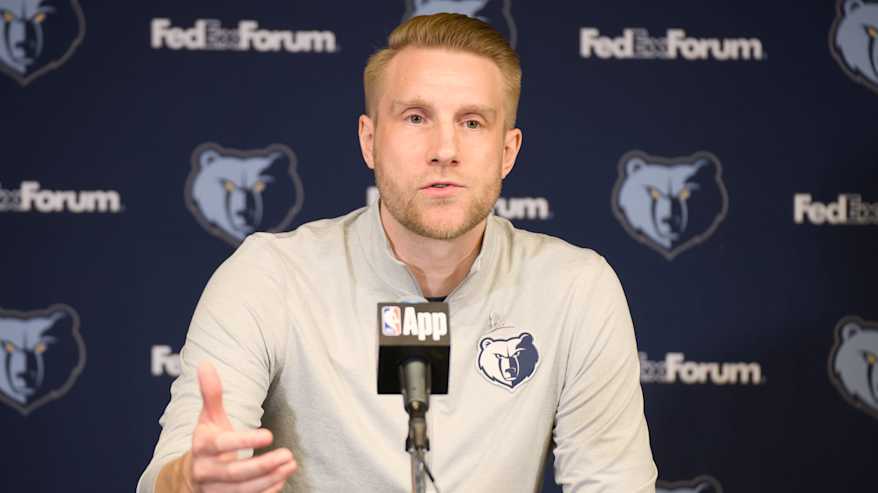 Tuomas Iisalo Memphis Grizzliesin NBA-päävalmentajana.