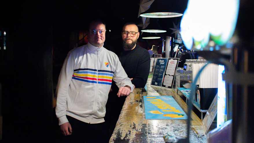 Kuvassa on Dj:nä työskentelevä Toni Halinen sekä lahtelaisen Armas-yökerhon ravintolatoimenjohtaja Teemu Pilsari nojaamassa baartitiskiin.