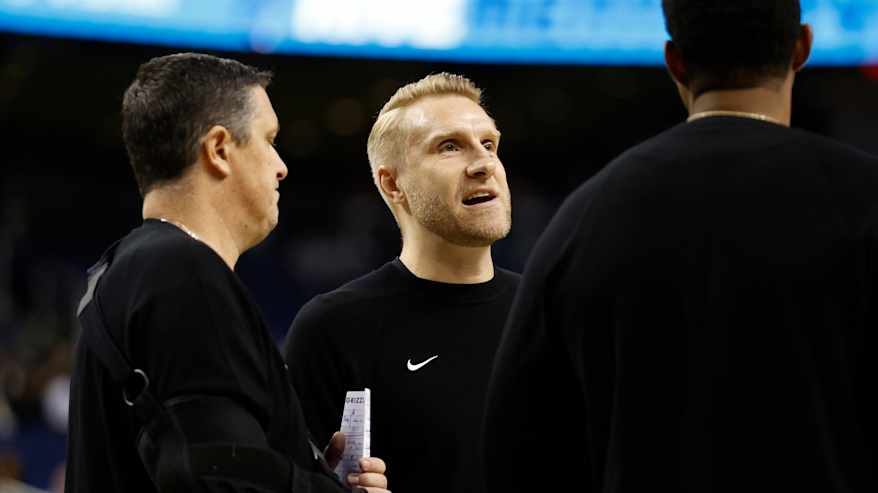 Tuomas Iisalo juttelee apuvalmentajiensa kanssa.