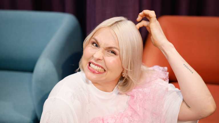 Essi Hellen irvistelee muistellessaan elämänsä mokaa.