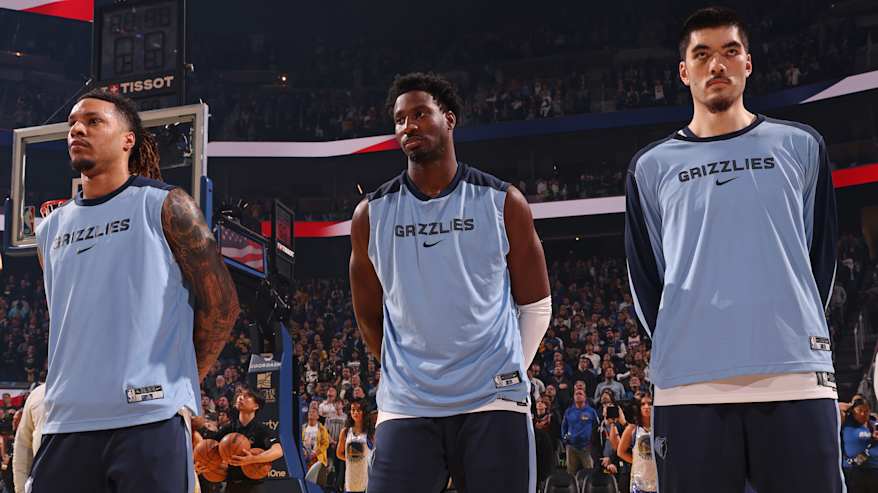 Memphisin pelaajat Brandon Clarke, Jaren Jackson junior ja Zach Edey.