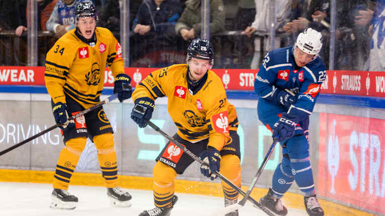 Rauman Lukon Antti Saarela kamppailemassa kiekosta  Nando Eggenberger CHL-ottelussa 16.12. 2025.