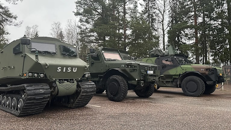 Sisu-ajoneuvoja rivissä