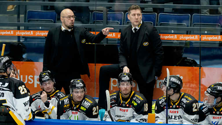 Kuvassa valmentaja Toni Sihvonen ja päävalmentaja Petri Karjalainen.