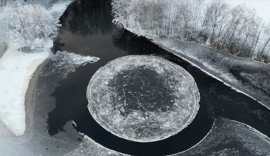 Luonto muovasi jokeen valtaisan jääkarusellin Vetelissä – tutkija: ”Tämä on suurin, jonka olen Suomessa nähnyt” | Kotimaa