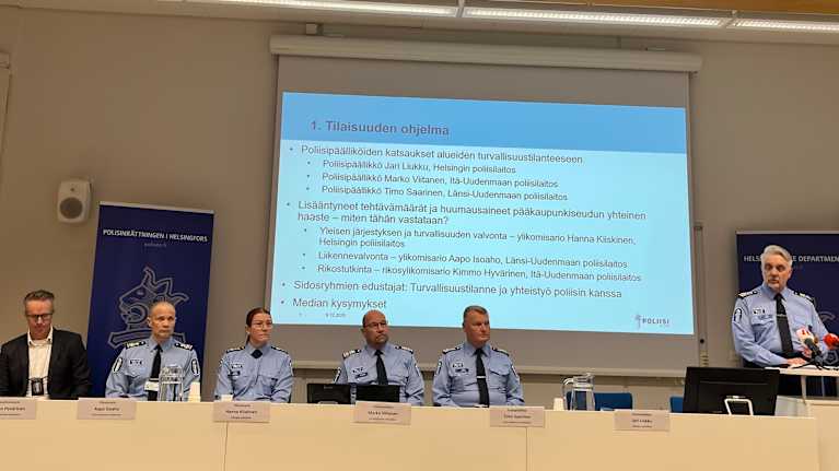 Poliisin info poliisilaitoksella. 