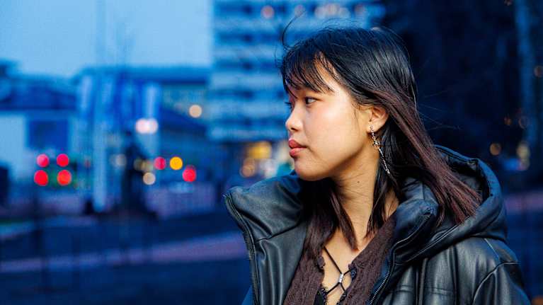 Sanni Seppälä hämärtyvässä Kirkkopuistossa Jyväskylässä.