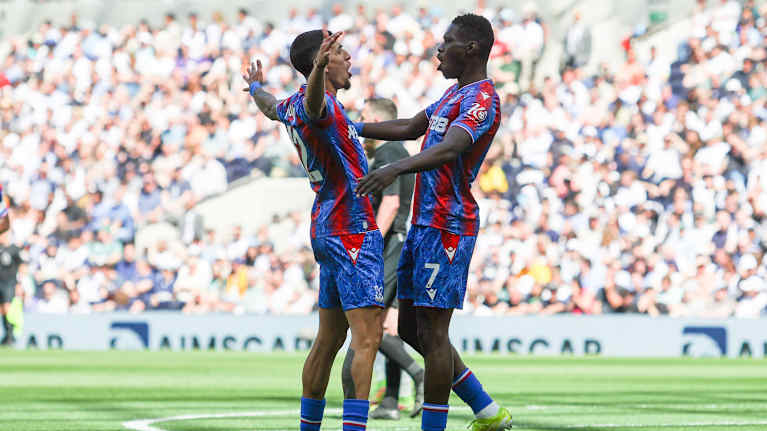 Ismaila Sarr ja Daniel Munoz Crystal Palacen paidassa.