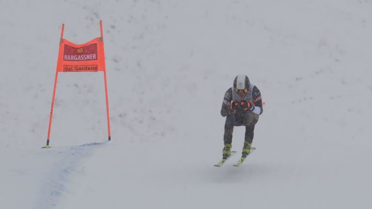 Elian Lehto laskee syöksyharjoituksissa Val Gardenassa.