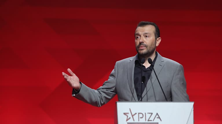 Nikos Pappas puhuu mikkeihin.