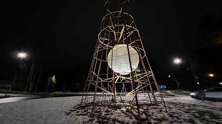 Lapinlahdella liikenneympyrässä sijaitseva Aurinkotuuli -niminen taideteos, jossa on iso valkoinen pallo korkean suippenevan puukehikon sisällä.