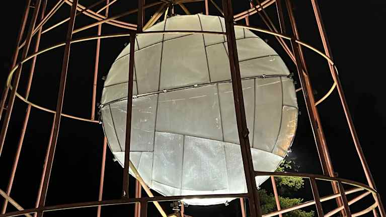 Lapinlahdella liikenneympyrässä sijaitseva Aurinkotuuli -niminen taideteos, jossa on iso valkoinen pallo korkean suippenevan puukehikon sisällä.