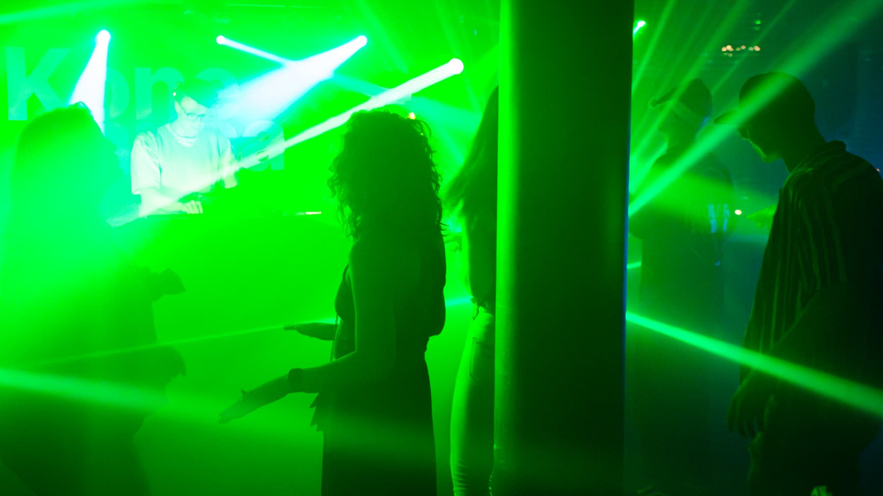 Hopealyhty-yökerhossa oli konemusiikin ilta 13.12.2025. Hopealyhty suljetaan vuodenvaihteessa.