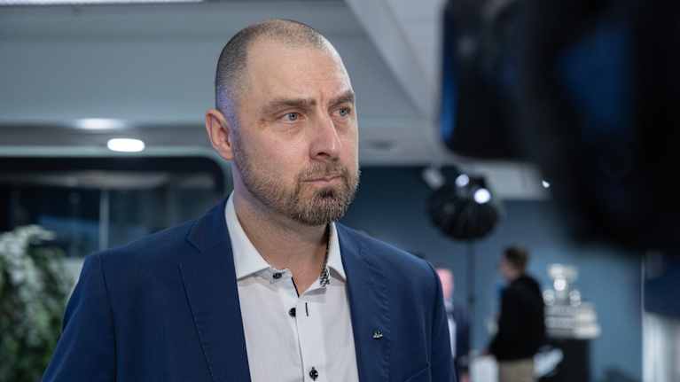 Vili Nurmi SM-liigan medialle pitämässä keskustelutilaisuudessa 18.12.2025.