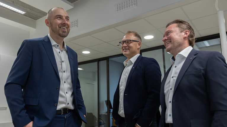 Vili Nurmi, Jussi Markkanen ja Mikko Pulkkinen juttelevat SM-liigan medialle pitämässä keskustelutilaisuudessa 18.12.2025.