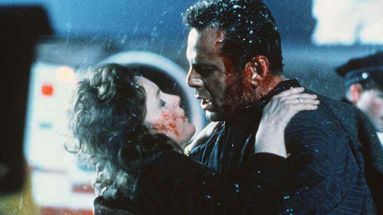 Still-kuva elokuvasta Die Hard 2. Näyttelijät Bruce Willis ja Bonnie Bedelia verisinä lumisateessa.