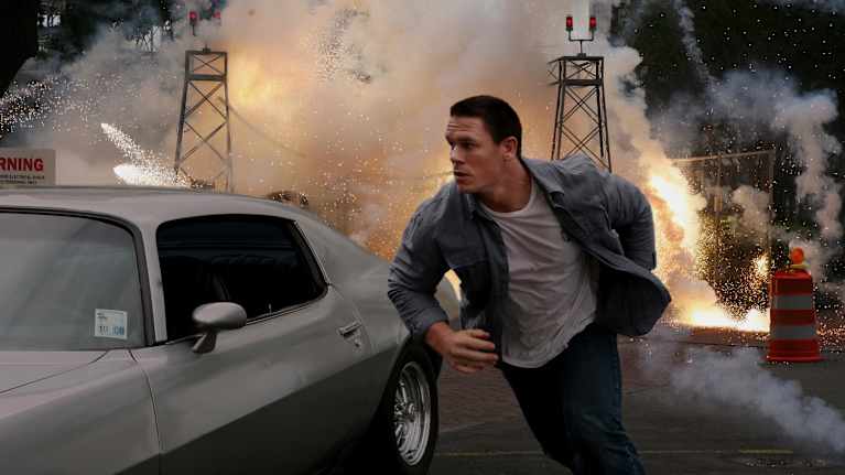 Still-kuva elokuvasta 12 rounds. Näyttelijä John Cena juoksee takanaan savua räjähdyksiä.