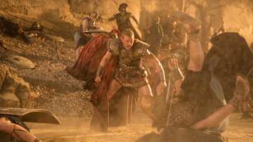 Näyttelijä Kellan Lutz taistelukohtauksessa elokuvassa The Legend of Hercules.