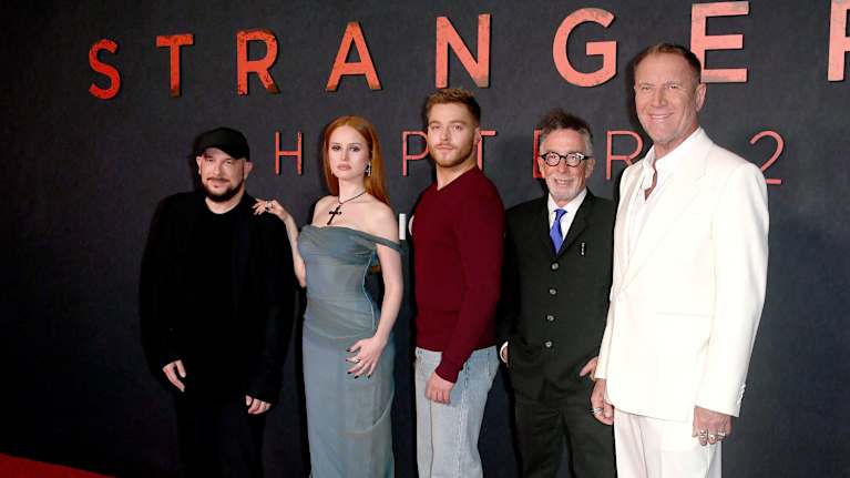 The Strangers – Chapter 2 -elokuvan näyttelijöitä ja ohjaaja Renny Harlin valkoisessa puvussa.