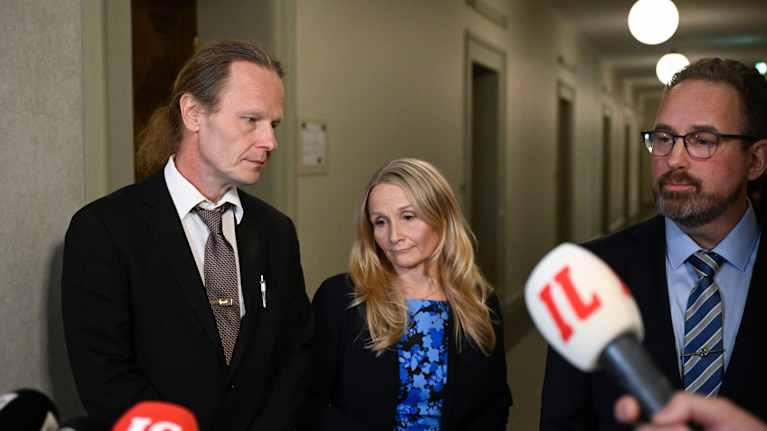 Juho Eerola ja Kaisa Garedew median haastateltavana.