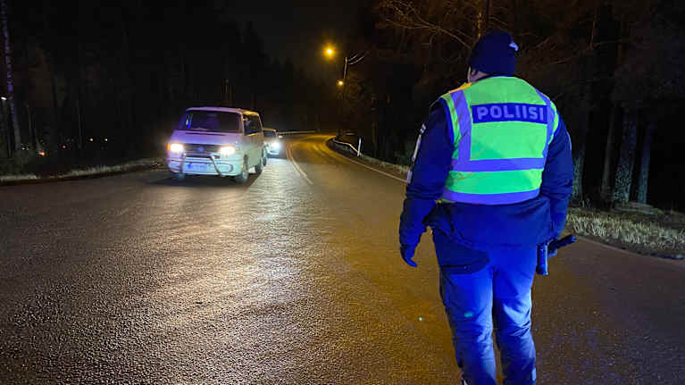 Poliisi ohjaamassa liikennettä onnettpmuuspaikalla.