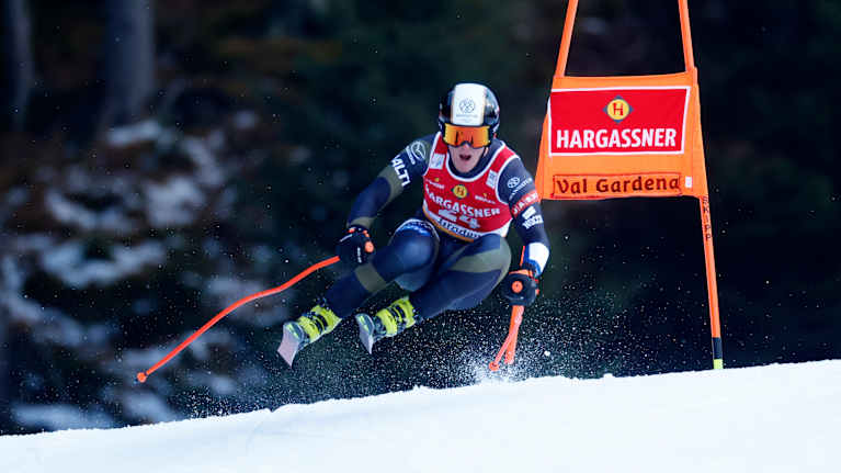 Elian Lehto laskee syöksyä Val Gardenassa.
