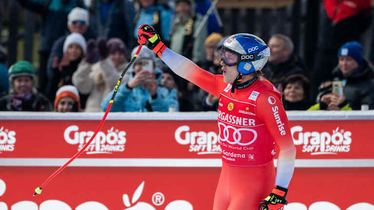 Marco Odermatt tuulettaa voittoaan.